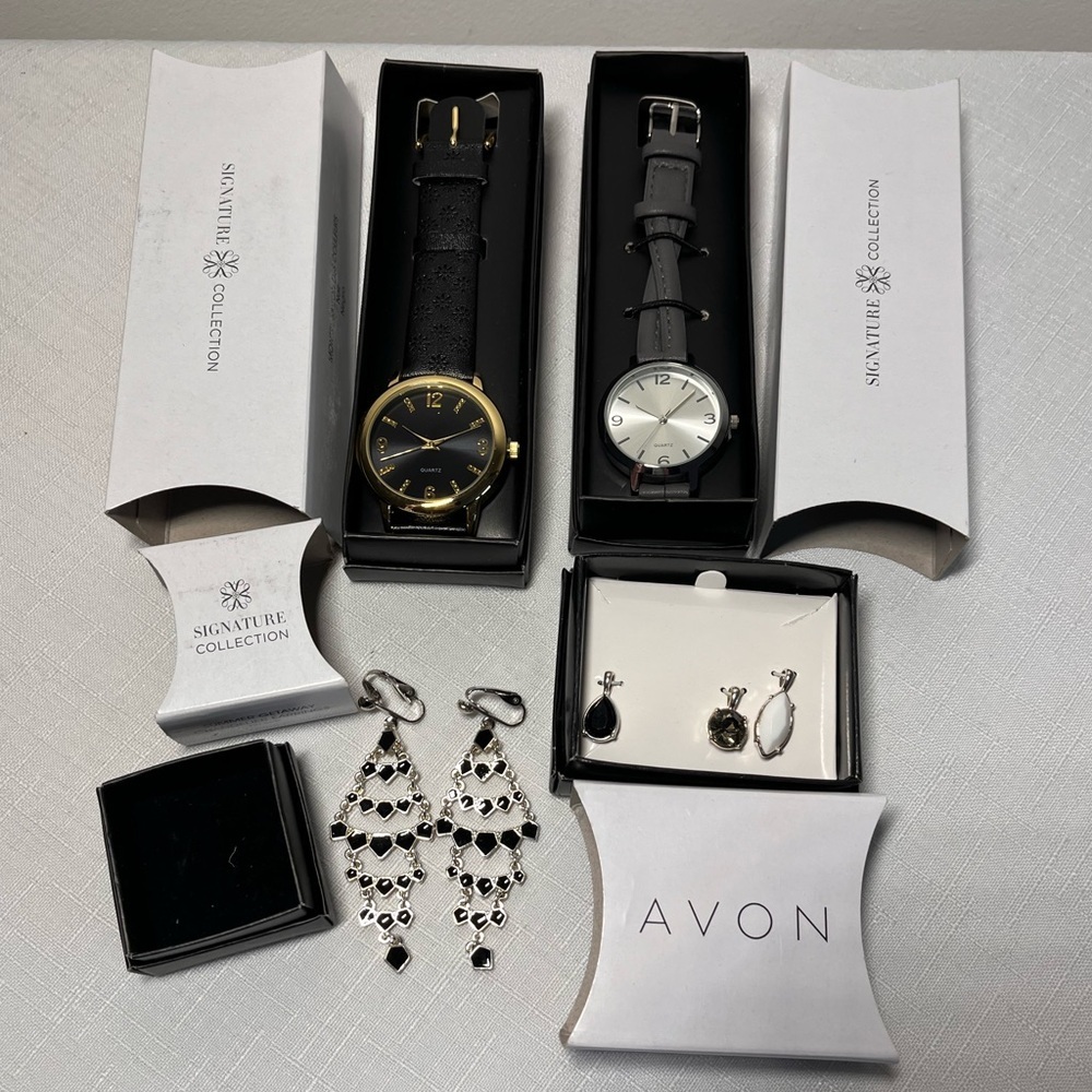 Avon lot 2 Watches 1 chandelier clip-on earring, 3 pendants
New